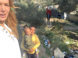 Paula Schwarz taking a selfie with refugees